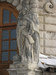 Статуи украшают и вход в храм: они стоят на высоких постаментах по бокам от дверей, к которым ведет очень широкая и необычной конструкции лестница, ступени которой как бы накладываются пластами друг на друга.